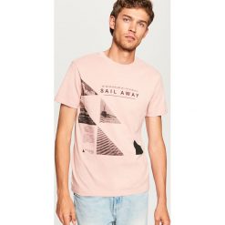 T-shirt z nadrukiem - Różowy. Czerwone t-shirty męskie Reserved, z nadrukiem. Za 29.99 zł.