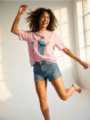 Bawełniana koszulka z wakacyjnym nadrukiem Stitch - fioletowy. Fioletowe t-shirty damskie Sinsay, l, bez wzorów, z bawełny, wakacyjne, bez kołnierzyka. Za 39.99 zł.