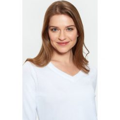 Klasyczny biały sweter z dekoltem w serek. Swetry damskie Greenpoint. Za 59.99 zł.
