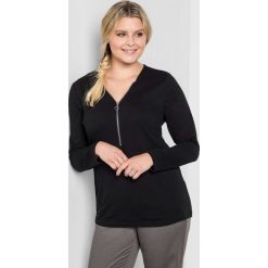 Koszulka w kolorze czarnym. T-shirty damskie Sheego, z długim rękawem. W wyprzedaży za 43.95 zł.