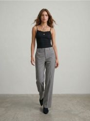 Eleganckie spodnie straight leg z domieszką wiskozy - szary. Szare spodnie materiałowe damskie Sinsay, l, bez wzorów, z wiskozy. Za 49.99 zł.