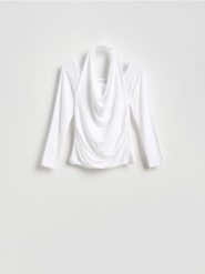 Bluzka z ozdobnym dekoltem - złamana biel. Bluzki damskie Reserved, l, bez wzorów, z dzianiny, bez kołnierzyka, bez ramiączek. Za 89.99 zł.