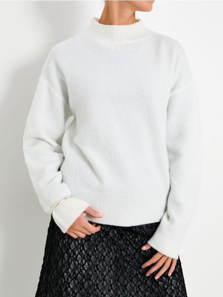 Sweter z długim rękawem - biały. Białe swetry damskie Sinsay, l, bez wzorów, bez kołnierzyka, bez ramiączek, długie, bez kaptura. Za 59.99 zł.