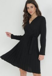 Czarna Sukienka Plisowana z Kopertowym Dekoltem i Paskiem Minesia. Czarne sukienki damskie Born2be, m, bez wzorów, z materiału, eleganckie, bez kołnierzyka, bez ramiączek, mini, kopertowe. Za 89.99 zł.