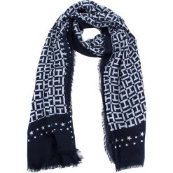 Szal TOMMY HILFIGER - Th Monogram AW0AW06004 413. Szaliki i chusty damskie marki Tommy Hilfiger. W wyprzedaży za 149.00 zł.