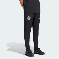 Spodnie Olympique Lyon Tiro Travel. Czarne spodnie sportowe męskie Adidas, l, bez wzorów, z dresówki, do biegania. Za 329.00 zł.