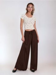 Prążkowane spodnie wide leg z gumką w pasie - brązowy. Brązowe spodnie materiałowe damskie Sinsay, l, bez wzorów, prążkowane. Za 39.99 zł.