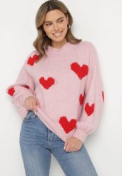 Różowy Sweter z Wełną Wiskozą i Motywem Serc Lisaviena. Czerwone swetry damskie Born2be, na jesień, uniwersalny, bez wzorów, z jeansu, bez kołnierzyka, bez ramiączek, bez kaptura. Za 169.99 zł.