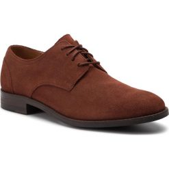 Półbuty CLARKS - Flow Plain 261419577 British Tan. Brązowe półbuty na co dzień męskie Clarks, z materiału, bez zapięcia. W wyprzedaży za 219.00 zł.