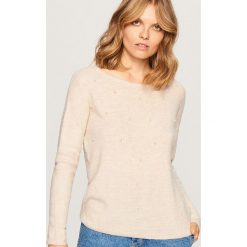 Sweter z perełkami - Kremowy. Kardigany damskie marki Reserved. W wyprzedaży za 39.99 zł.