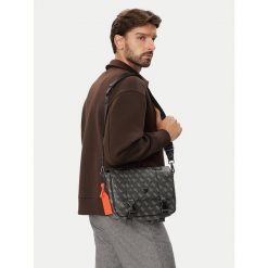 Saszetka Guess. Czarne saszetki męskie Guess, młodzieżowe, małe. Za 494.99 zł.