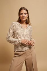 Wzorzysta bluzka z dekoltem w serek perłowa. Białe bluzki damskie MOODO, bez wzorów, z elastanu, bez kołnierzyka, bez ramiączek. W wyprzedaży za 34.99 zł.