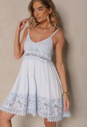 Jasnoniebieska Sukienka o Rozkloszowanym Kroju Ozdobiona Haftami Mavinelle. Niebieskie sukienki dla dziewczynek Renee, bez wzorów, eleganckie, bez ramiączek. Za 74.99 zł.