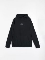 Bluza hoodie z napisem Stay Positive - czarny. Czarne bluzy sportowe męskie Sinsay, l, bez wzorów, bez kaptura. Za 49.99 zł.
