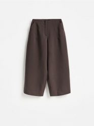 Spodnie barrel leg - ciemnobrązowy. Brązowe spodnie materiałowe damskie Reserved, l, bez wzorów, z tkaniny. Za 179.99 zł.