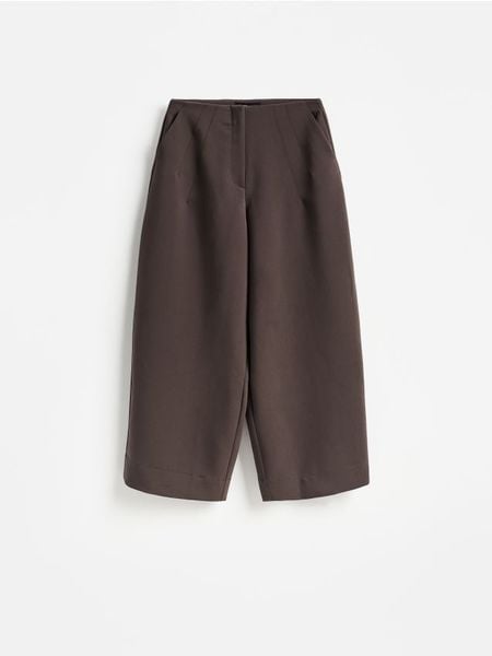 Spodnie barrel leg - ciemnobrązowy. Brązowe spodnie materiałowe damskie Reserved, l, bez wzorów, z tkaniny. Za 179.99 zł.
