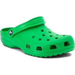 Klapki CROCS - Classic 10001 Grass Green. Zielone klapki damskie Crocs, z materiału. W wyprzedaży za 139.00 zł.