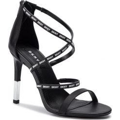 Sandały DKNY - Limmi K1933330 Black/White. Czarne klapki damskie marki DKNY, bez wzorów, z materiału, eleganckie. Za 599.00 zł.