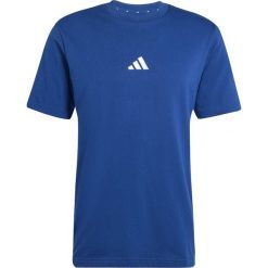 Koszulka z prostego dżerseju adidas Essentials 3-Stripes. Niebieskie koszulki sportowe męskie Adidas, m, bez wzorów, z bawełny, bez kołnierzyka, bez ramiączek, trekkingowe. Za 105.99 zł.