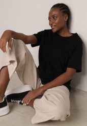 Czarny T-shirt z Bawełny Typu Oversize Nedika. Czarne bluzki damskie Born2be, m, bez wzorów, z bawełny, klasyczne, bez kołnierzyka. Za 39.99 zł.