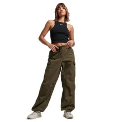 Damskie spodnie spadochronowe typu baggy Superdry. Zielone spodnie materiałowe damskie Superdry., l, z aplikacjami, z bawełny. Za 423.85 zł.