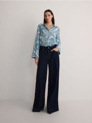 Koszula z wiskozy - jasnoniebieski. Niebieskie koszule damskie Reserved, l, bez wzorów, z wiskozy, bez kołnierzyka, bez ramiączek. W wyprzedaży za 59.99 zł.