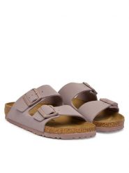 Birkenstock Klapki Arizona 1031427 Fioletowy. Fioletowe klapki damskie Birkenstock, bez wzorów, ze skóry, bez obcasa. Za 449.99 zł.