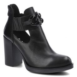 Botki damskie Grace, skóra licowa ze ściągaczem na kostce wysokin słupkiem i metalową ozdobą w kolorze buta, czarne, 10221. Czarne botki damskie Grace, ze skóry ekologicznej, biznesowe, bez obcasa, na obcasie, bez zapięcia. Za 269.00 zł.