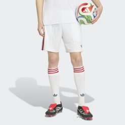 Spodenki wyjazdowe Węgry 26. Białe krótkie spodenki sportowe męskie Adidas, bez wzorów, do piłki nożnej, climacool (adidas). Za 199.00 zł.