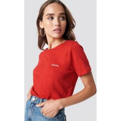 NA-KD T-shirt basic z haftem Darlin - Red. T-shirty damskie marki NA-KD. W wyprzedaży za 36.47 zł.