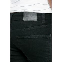 Only & Sons - Jeansy Warp Black. Jeansy męskie marki Only & Sons. W wyprzedaży za 99.90 zł.