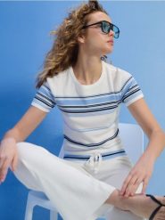 Prążkowana swetrowa bluzka z krótkim rękawem - kremowy. Białe bluzki damskie Sinsay, l, bez wzorów, prążkowane, bez kołnierzyka, bez ramiączek. Za 29.99 zł.