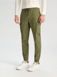 Spodnie jogger - zielony. Zielone spodnie materiałowe męskie Sinsay, m, bez wzorów, z bawełny. Za 59.99 zł.