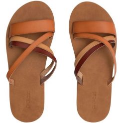 Klapki damskie PROTEST OYSTER. Brązowe klapki damskie Protest, bez wzorów, bez obcasa. W wyprzedaży za 64.00 zł.