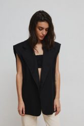 Kamizelka typu oversize w kolorze TOTALLY BLACK - VICAR. Czarne żakiety damskie Marsala, s, bez wzorów, z bawełny, eleganckie. Za 499.90 zł.