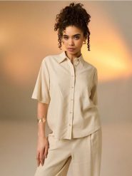 Wiskozowa koszula z krótkim rękawem z domieszką lnu - beżowy. Brązowe koszule damskie Sinsay, l, bez wzorów, z wiskozy, bez kołnierzyka, bez ramiączek. Za 39.99 zł.