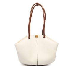 Torebka Coccinelle. Torebki do ręki damskie Coccinelle, bez wzorów, klasyczne, bez dodatków. Za 1,209.00 zł.