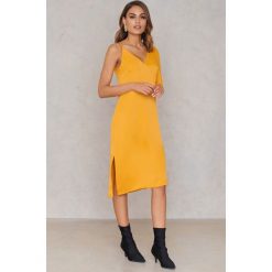 NA-KD Sukienka midi z asymetrycznymi ramionami - Orange. Sukienki damskie marki NA-KD. W wyprzedaży za 40.18 zł.