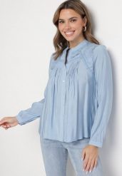 Jasnoniebieska Koszula z Ozdobnym Haftem Nanania. Niebieskie bluzki damskie Born2be, l, bez wzorów, z jeansu, eleganckie, bez kołnierzyka, bez ramiączek. Za 129.99 zł.