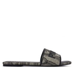 Klapki Furla. Czarne klapki damskie Furla, bez wzorów, bez obcasa. Za 869.99 zł.