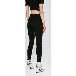 Guess Jeans - Spodnie Flossie. Jeansy damskie marki Guess Jeans. W wyprzedaży za 229.90 zł.