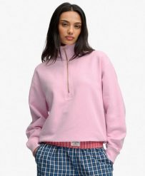 Superdry Damski sweter Essential z półzamkiem, bawełna i poliester z recyklingu. Czerwone swetry damskie Superdry., bez wzorów, z bawełny, bez kołnierzyka, bez ramiączek, bez kaptura. Za 250.50 zł.