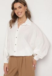 Biała Koszula z Wiskozą o Kroju Nietoperza Sonaretia. Białe bluzki damskie Born2be, bez wzorów, z jeansu, eleganckie, bez kołnierzyka, bez ramiączek. Za 84.99 zł.