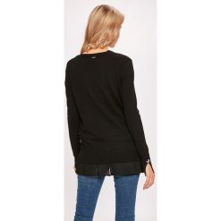 Guess Jeans - Sweter. Swetry damskie marki Guess Jeans. W wyprzedaży za 269.90 zł.