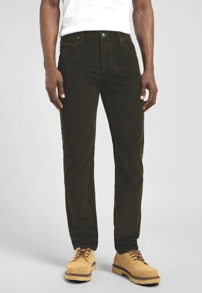 MESKIE SPODNIE SZTRUKSOWE LEE RIDER OLIVE NIGHT 112370641. Zielone spodnie materiałowe męskie Lee, l, bez wzorów, z materiału. Za 219.99 zł.