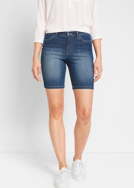 Bermudy jeansowe ze średnim stanem. Niebieskie szorty damskie bonprix, na lato, bez wzorów, z jeansu. Za 79.99 zł.