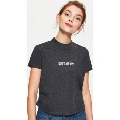 Koszulka z napisem - Szary. Szare t-shirty damskie Cropp, z napisami. Za 19.99 zł.