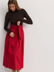 Spódnica midi z wiązaniem - czerwony. Czerwone spódnice damskie Reserved, l, bez wzorów, z bawełny, midi, rozkloszowane. W wyprzedaży za 99.99 zł.