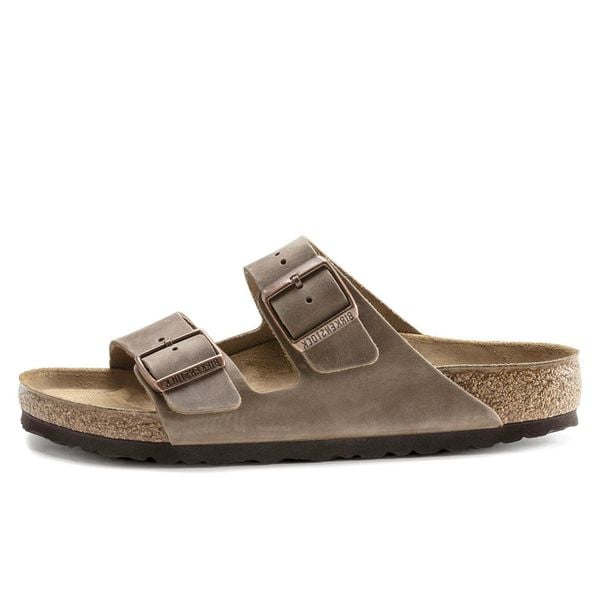 Sandały Birkenstock Arizona Dorosłych. Brązowe sandały damskie Birkenstock, bez wzorów, z materiału, bez obcasa, bez zapięcia. Za 399.00 zł.