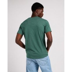 MESKA KOSZULKA LEE ULTIMATE POCKET TEE EVERGREEN 112349075. T-shirty męskie Lee, l, bez wzorów, bez kołnierzyka. Za 79.99 zł.